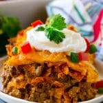 Un trozo de cazuela de Dorito con capas de totopos, ternera y queso.