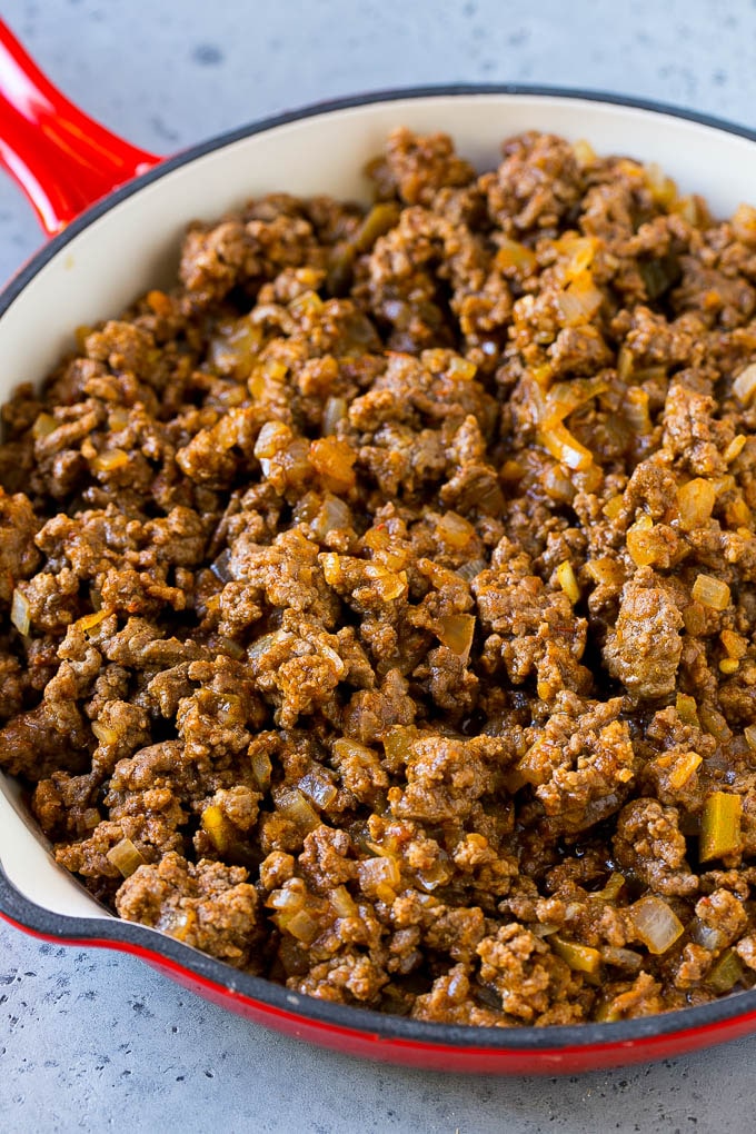 Carne picada, cebolla y salsa en una sartén.
