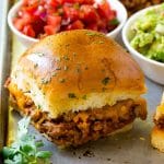 Deslizadores de tacos con salsa y guacamole al lado.