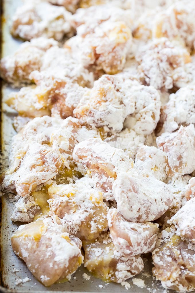 Trozos de pollo cubiertos de huevos y harina.
