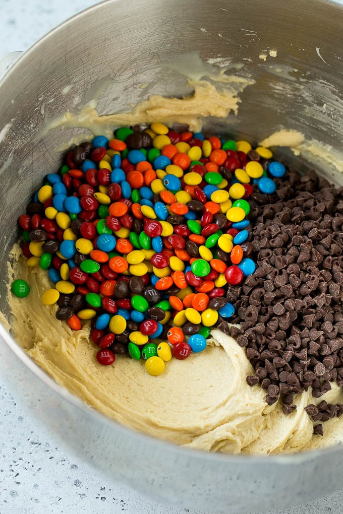 Masa de galleta en un bol con chispas de chocolate y M & Ms.