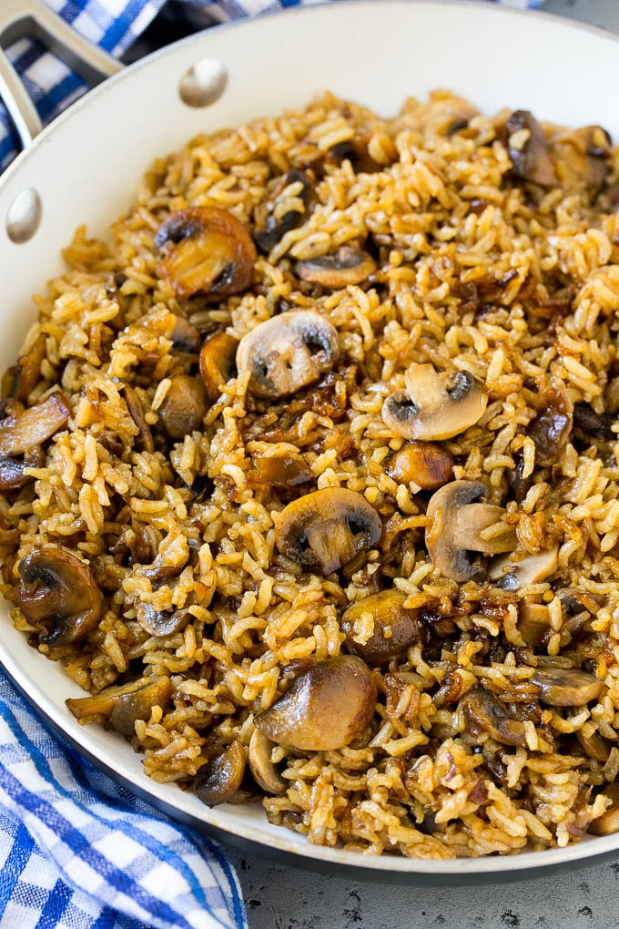 Arroz con setas en una sartén.