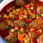 Sopa de albóndigas italiana con albóndigas de ternera, ditalini y verduras en caldo de tomate.
