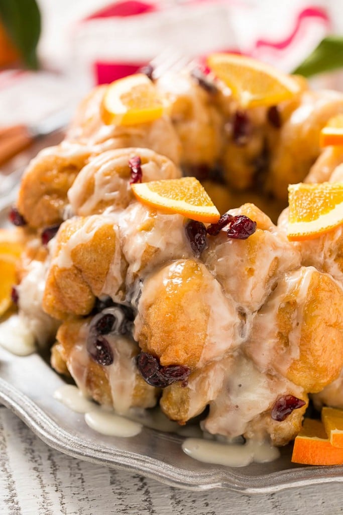 Este pan de mono de naranja y arándano está hecho con bolas de masa suave y tierna cubiertas con azúcar de naranja y cubiertas con arándanos secos, luego horneadas hasta que estén doradas. Es una alternativa más ligera al pan de mono tradicional. Anuncio #BetterWithCraisins