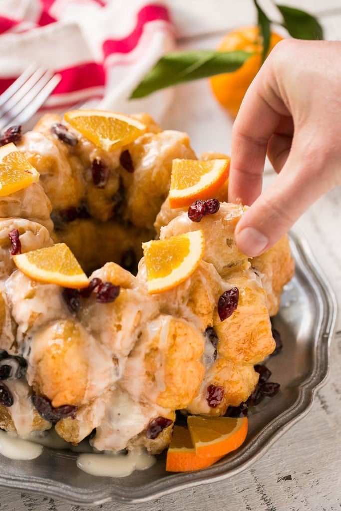 Este pan de mono de naranja y arándano está hecho con bolas de masa suave y tierna cubiertas con azúcar de naranja y cubiertas con arándanos secos, luego horneadas hasta que estén doradas. Es una alternativa más ligera al pan de mono tradicional. Anuncio #BetterWithCraisins