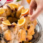 Este pan de mono de naranja y arándano está hecho con bolas de masa suave y tierna cubiertas con azúcar de naranja y cubiertas con arándanos secos, luego horneadas hasta que estén doradas.  Es una alternativa más ligera al pan de mono tradicional.  Anuncio #BetterWithCraisins