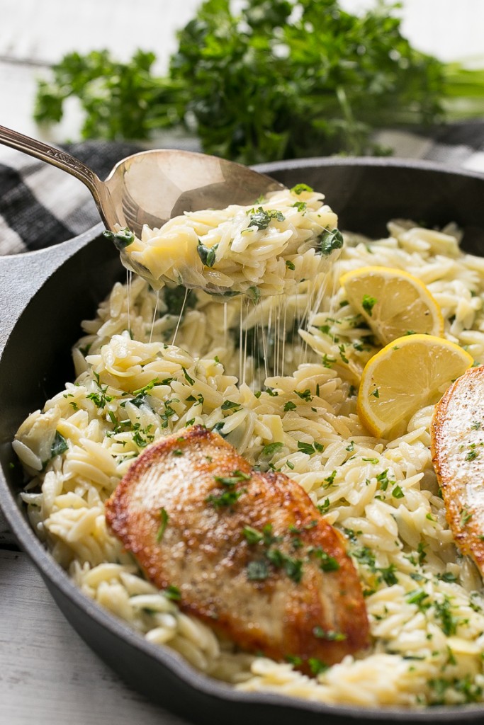 Este pollo en cazuela con cremoso de espinacas y pasta de alcachofas está elaborado con pechugas de pollo braseadas, fideos de cebada, espinacas frescas, alcachofas y mucho queso.  ¡Es una cena rápida y fácil de lunes a viernes con menos platos para preparar al final!