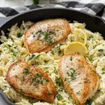 Este pollo en cazuela con cremoso de espinacas y pasta de alcachofas está elaborado con pechugas de pollo braseadas, fideos de cebada, espinacas frescas, alcachofas y mucho queso.  ¡Es una cena rápida y fácil de lunes a viernes con menos platos para preparar al final!
