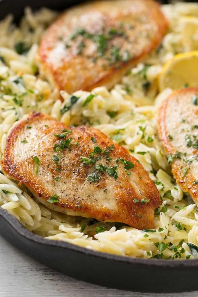Este pollo en cazuela con cremoso de espinacas y pasta de alcachofas está elaborado con pechugas de pollo braseadas, fideos de cebada, espinacas frescas, alcachofas y mucho queso.  ¡Es una cena rápida y fácil de lunes a viernes con menos platos para preparar al final!