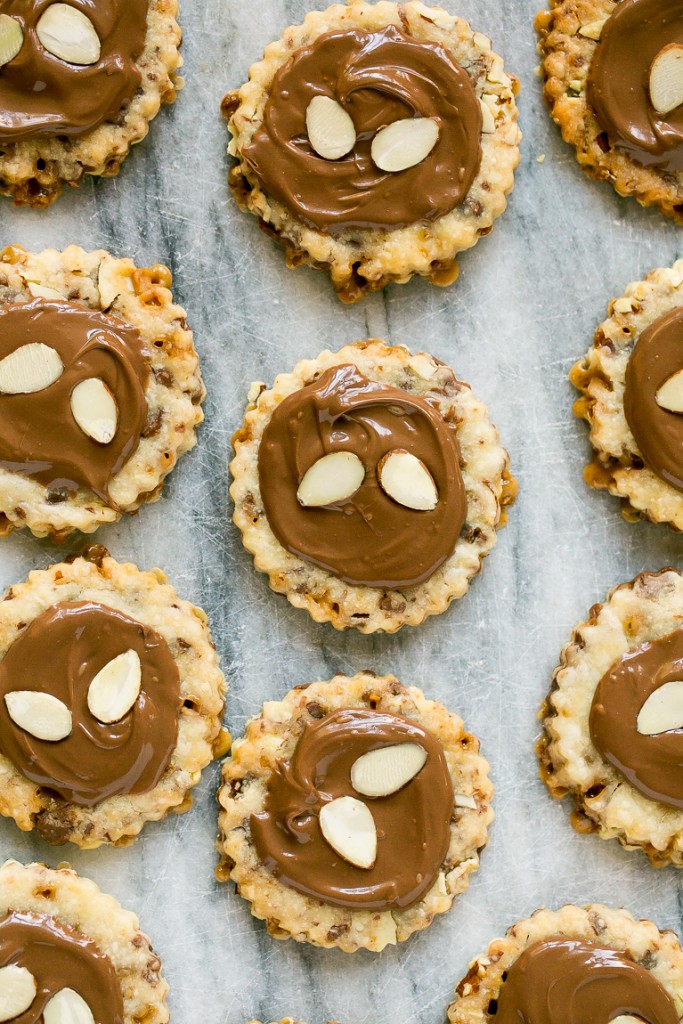 Estas galletas de almendras roncas están cargadas con caramelo y almendras y adornadas con chocolate con leche cremoso. #BakeMagicMoments # Anuncio de orientación