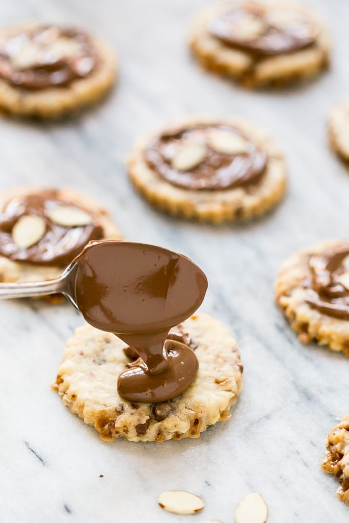 Estas galletas de almendras roncas están cargadas con caramelo y almendras y adornadas con chocolate con leche cremoso. #BakeMagicMoments # Anuncio de orientación