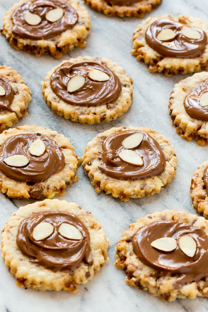 Estas galletas de almendras roncas están cargadas con caramelo y almendras y adornadas con chocolate con leche cremoso. #BakeMagicMoments # Anuncio de orientación