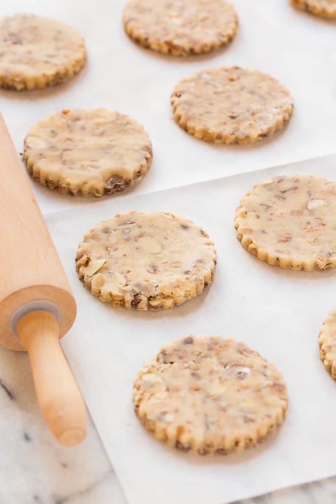 Estas galletas de almendras roncas están cargadas con caramelo y almendras y adornadas con chocolate con leche cremoso. #BakeMagicMoments # Anuncio de orientación