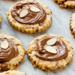 Estas galletas de almendras roncas están cargadas con caramelo y almendras y adornadas con chocolate con leche cremoso.  #BakeMagicMoments # Anuncio de orientación