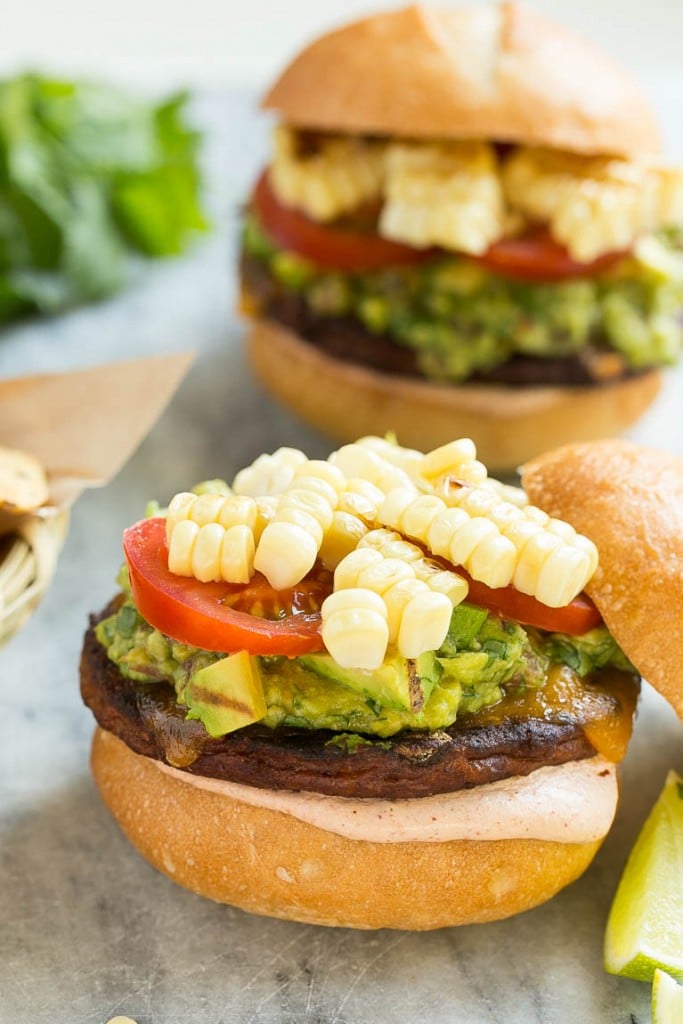 ¡Esta receta es para una hamburguesa vegetariana de frijoles negros con un toque mexicano!  La hamburguesa de verduras se cubre con salsa del sudoeste, maíz a la parrilla, guacamole, queso y tomates para crear un sándwich de verduras abundante.