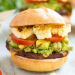 ¡Esta receta es para una hamburguesa vegetariana de frijoles negros con un toque mexicano!  La hamburguesa de verduras se cubre con salsa del sudoeste, maíz a la parrilla, guacamole, queso y tomates para crear un sándwich de verduras abundante.