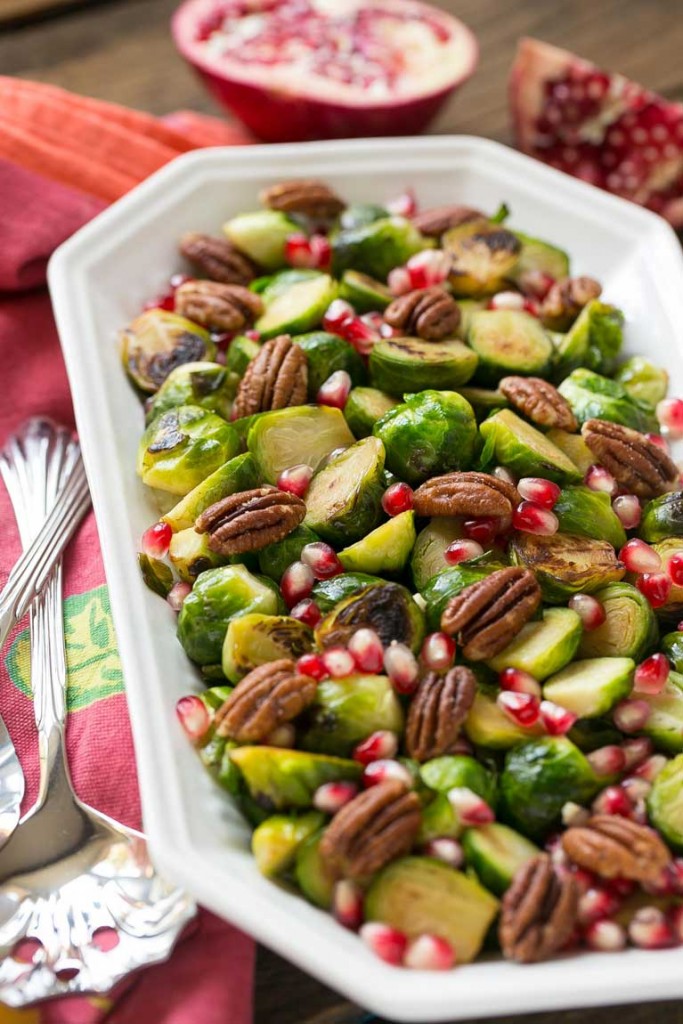 Estas coles de Bruselas de granada y nuez son un acompañamiento saludable y colorido con solo 5 ingredientes y 5 minutos de tiempo de preparación.