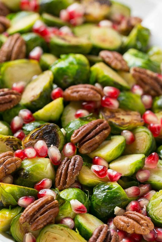 Estas coles de Bruselas de granada y nuez son un acompañamiento saludable y colorido con solo 5 ingredientes y 5 minutos de tiempo de preparación.