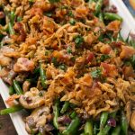 Estas judías verdes se cocinan en una salsa de mantequilla ranch y se cubren con cebollas crujientes y tocino.  ¡MUCHO mejor que una cazuela de judías verdes!