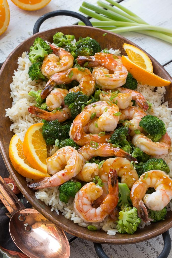 Estos camarones de naranja con brócoli con ajo y arroz frito con sésamo son la comida rápida y fácil perfecta para una velada ajetreada o divertida.  Anuncio de #HolidayRiceRecipes