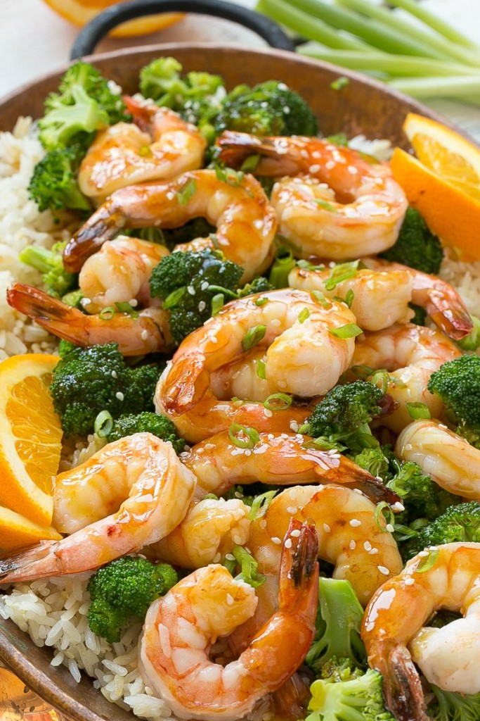 Estos camarones con brócoli y naranja con arroz frito con ajo y sésamo son la comida rápida y fácil perfecta para una noche divertida o entre semana.  Anuncio de #HolidayRiceRecipes