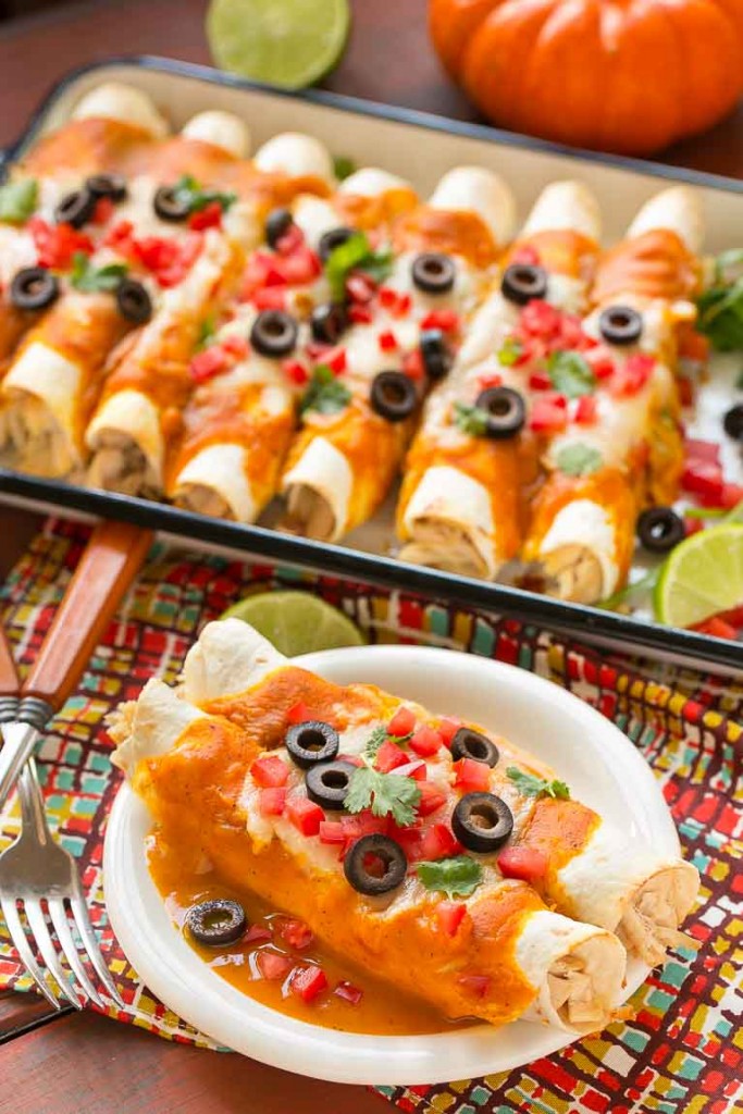¡La calabaza no es solo de postre! Estas enchiladas de pollo están hechas con una salsa de calabaza aterciopelada que es totalmente sabrosa y una forma inesperada de convertir las enchiladas en un plato digno de una compañía.