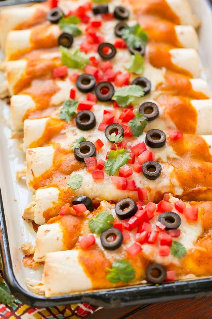 ¡La calabaza no es solo de postre! Estas enchiladas de pollo están hechas con una salsa de calabaza aterciopelada que es totalmente sabrosa y una forma inesperada de convertir las enchiladas en un plato digno de una compañía. #ChooseSmart Ad