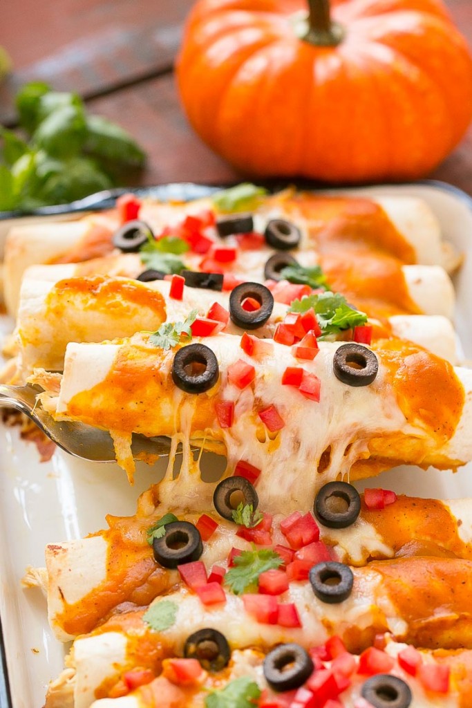 ¡La calabaza no es solo de postre! Estas enchiladas de pollo están hechas con una salsa de calabaza aterciopelada que es totalmente sabrosa y una forma inesperada de convertir las enchiladas en un plato digno de una compañía.