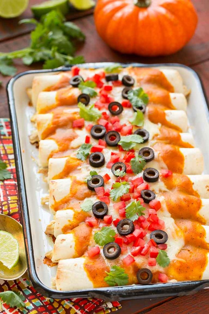 ¡La calabaza no es solo de postre! Estas enchiladas de pollo están hechas con una salsa de calabaza aterciopelada que es totalmente sabrosa y una forma inesperada de convertir las enchiladas en un plato digno de una compañía.