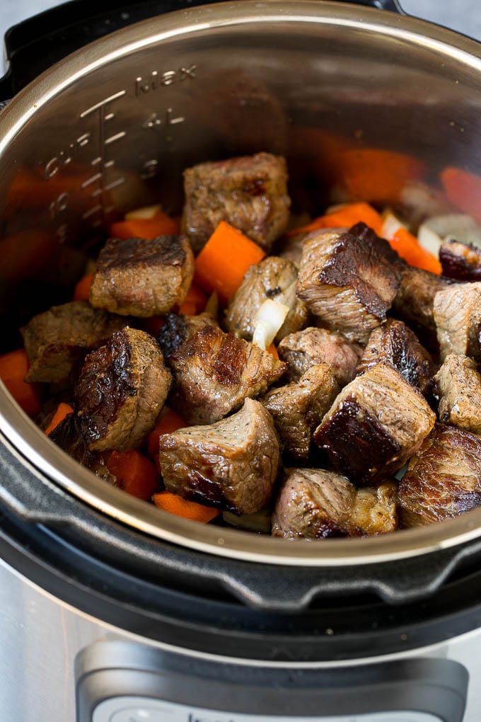 Receta de estofado de carne instantánea | Estofado de ternera olla a presión | Estofado de ternera #beef #stew #soup #pressurecooker #instantpot #dinner #dinneratthezoo Guiso dorado de carne y verduras en una olla instantánea.