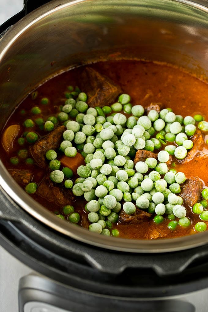 Receta de estofado de carne instantánea | Estofado de ternera en olla a presión | Estofado de ternera #beef #stew #soup #pressurecooker #instantpot #dinner #dinneratthezoo Guisantes congelados en estofado instantáneo de ternera.