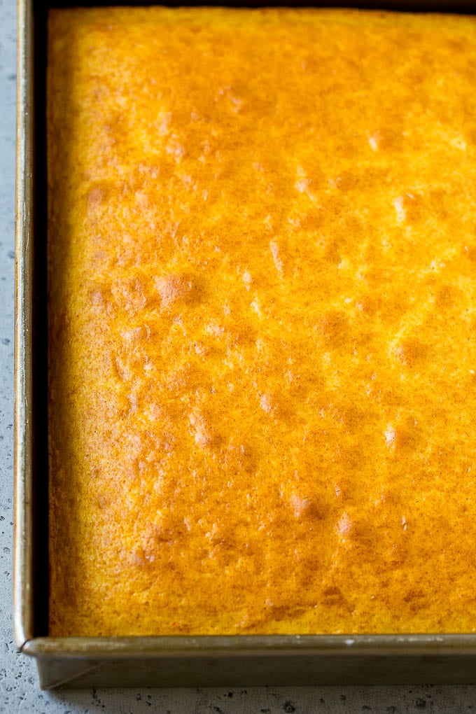Receta de la bola de pastel | Pastel de trufa | Bocaditos de pastel # pastel # postre # postres #dinneratthezoo Un pastel amarillo horneado.