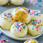 Pastel de bolas en un plato con un bocado en uno.