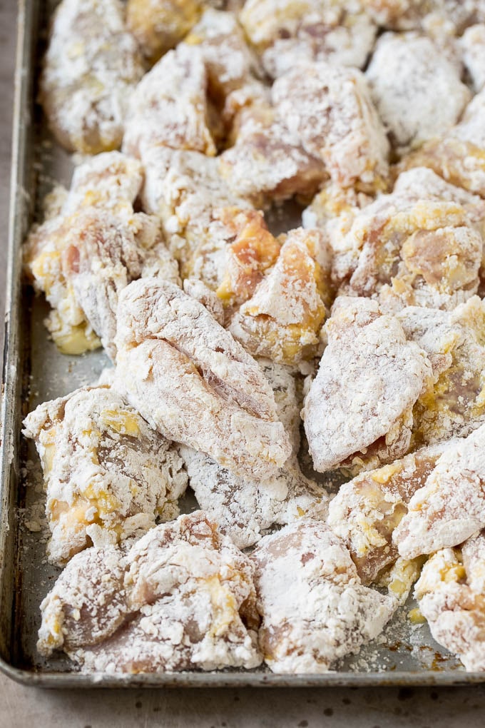 Trozos de muslo de pollo rebozados con huevo, harina y maicena.