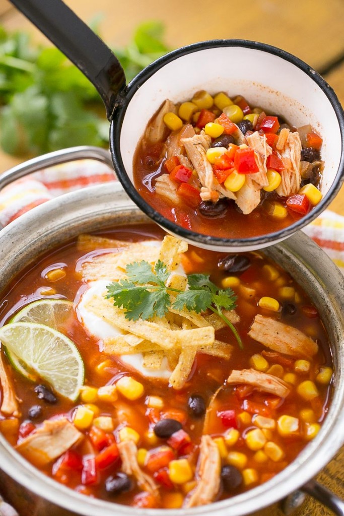 Una sopa de taco de pollo rápida y fácil llena de frijoles y verduras, lista en solo 25 minutos.  ANUNCIO