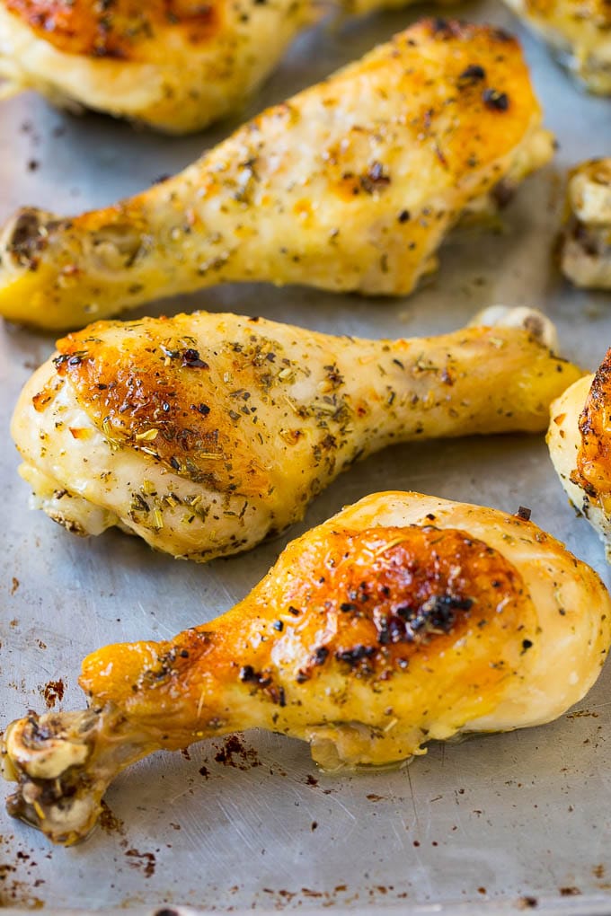 Receta de patas de pollo al horno | Patas de pollo asadas | Pollo con ajo y hierbas # cena # pollo # ajo # sin gluten # bajo en carbohidratos # keto #limpio #dinneratthezoo Muslos de pollo al horno en una bandeja para hornear.