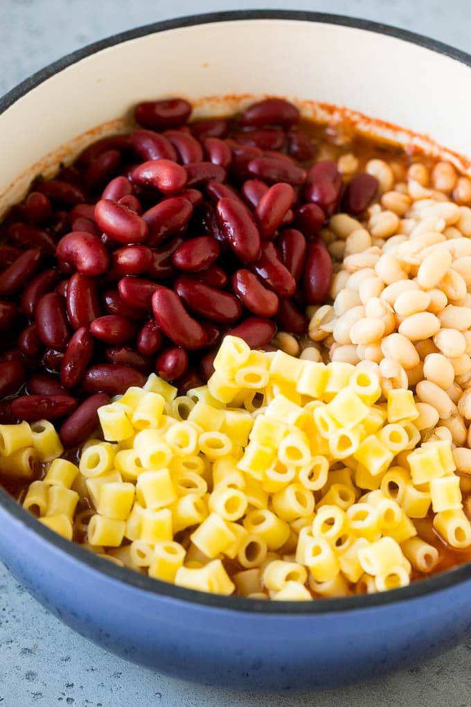 Pasta y frijoles elaborados con frijoles rojos, frijoles blancos y pasta ditalini.
