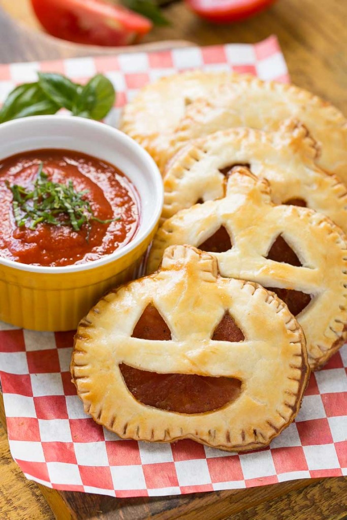 Estos bolsillos caseros para pizza de pepperoni con forma de jack-o-lantern son un divertido refrigerio para la fiesta de Halloween o perfectos para cenar antes de dar una vuelta o delicia.  ¡Tus hijos estarán encantados!