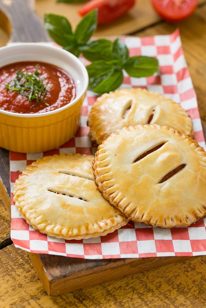 Estas pizzas de pepperoni caseras son una comida o un refrigerio divertido y son muy fáciles de hacer: ¡a tus hijos les encantará!