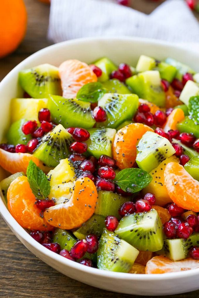 La ensalada de frutas de invierno es una guarnición ligera y colorida.