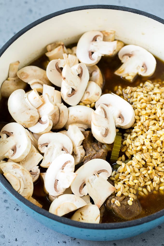 Sopa de carne de cebada con champiñones en rodajas y cebada mixta.
