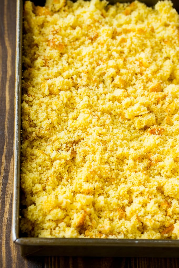 Receta de pastel de Navidad con trufas | Pastel de trufa | Bolas de pastel | Bocaditos de pastel # pastel # navidad #prinkles #baking #dinneratthezoo Un molde de pastel amarillo desmenuzado.