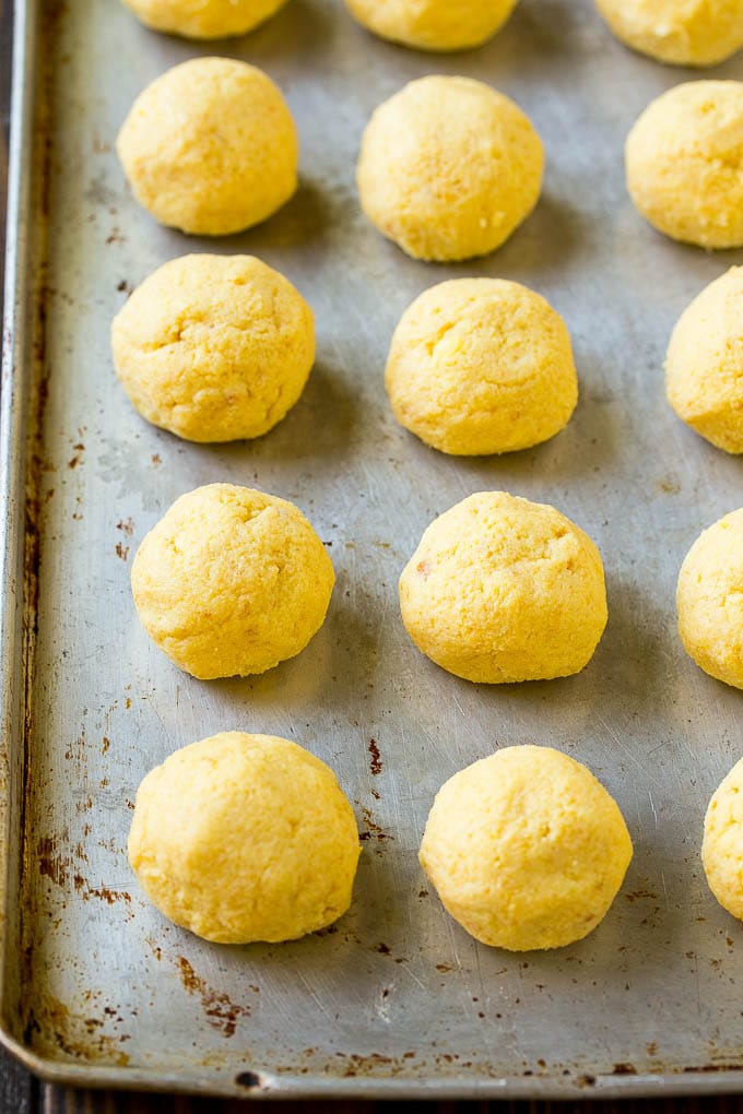 Receta de pastel de Navidad con trufas | Pastel de trufa | Bolas de pastel | Bocaditos de pastel # pastel # navidad # espolvorear # hornear #dinneratthezoo Bolas de pastel en una bandeja para hornear.