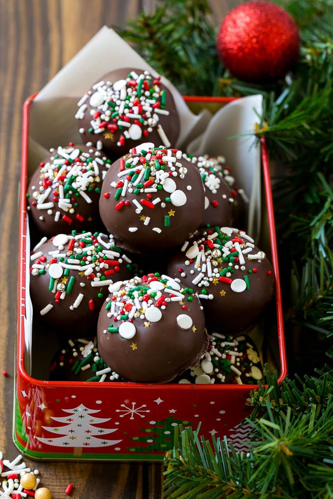 Receta de pastel de Navidad con trufas | Pastel de trufa | Bolas de pastel | Bocaditos de pastel # pastel # navidad # espolvorear # hornear #dinneratthezoo Pastel de trufa en caja de regalo cubierto de chocolate amargo y gotas.