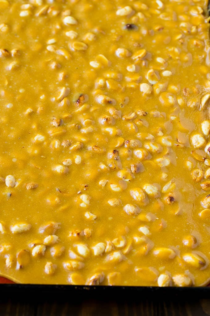 Un plato de cazuela crujiente de cacahuetes antes de que se parta en pedazos.