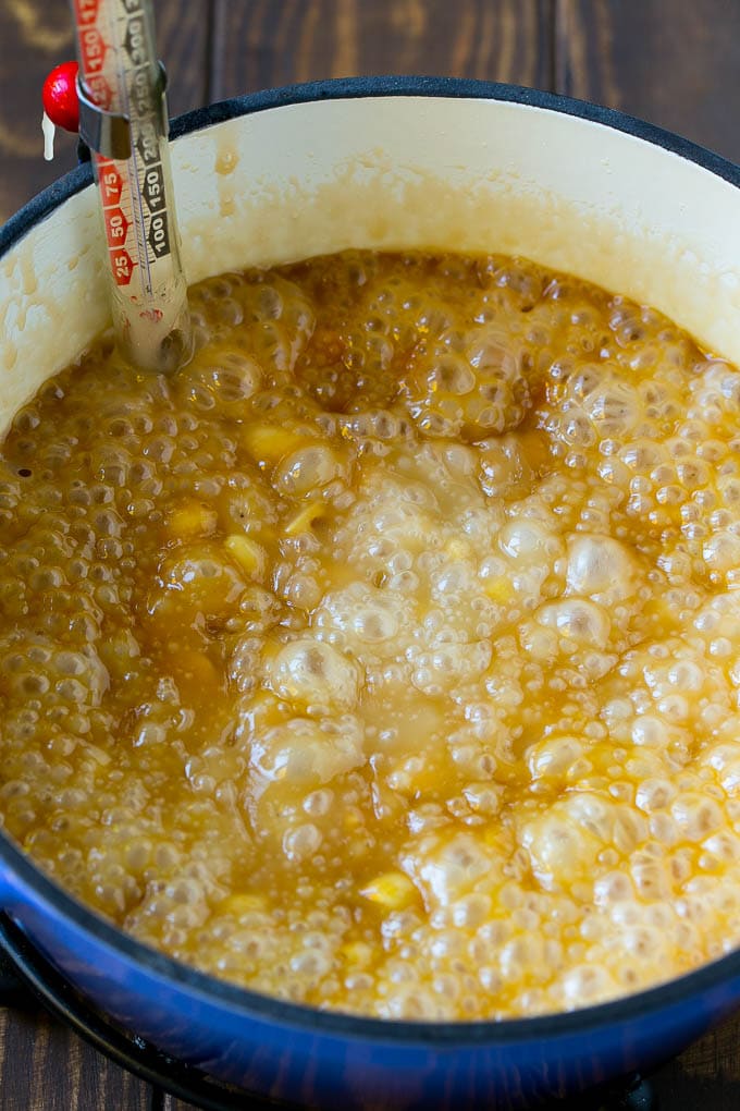 Hervir la mantequilla y el azúcar en una cacerola.