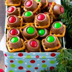 Una caja de regalo llena de pretzels Rolo en colores navideños.