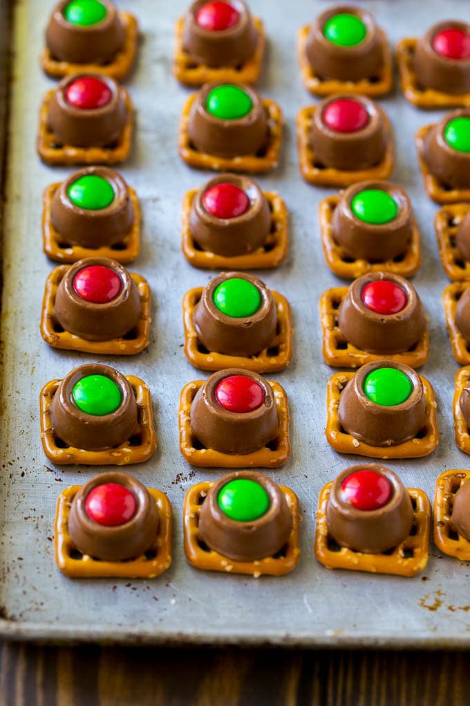 Pretzels Rolo con M & M's rojos y verdes en una bandeja para hornear.