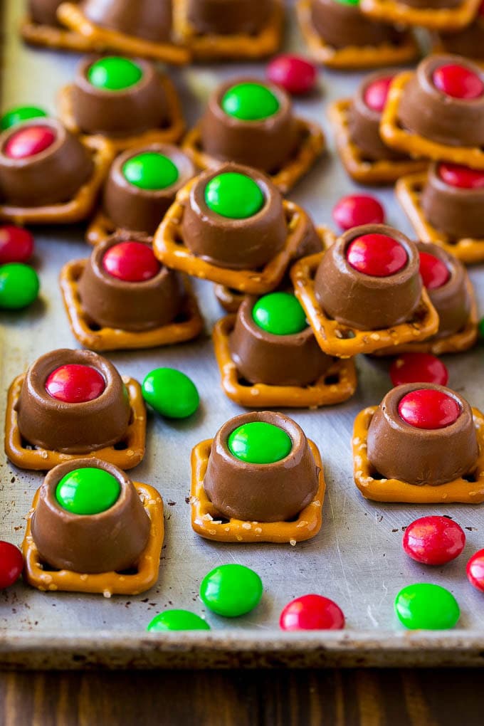 Pretzels Rolo en una bandeja para hornear cubiertos de M & M's rojos y verdes.