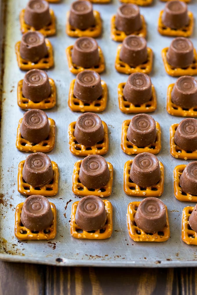 Pretzels cuadrados con caramelo Rolo encima.
